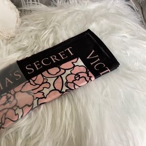 VS Scarf NWT 🧣
